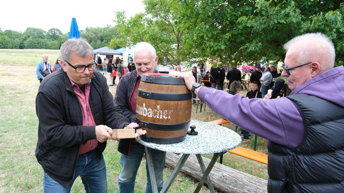 42952897-der-fassanstich-von-ob-frank-tilo-becher-1gfe